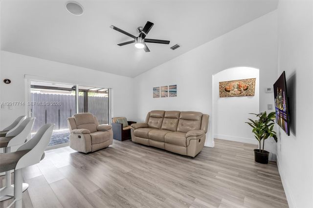 13285 NW 11th St, Miami, FL 33182