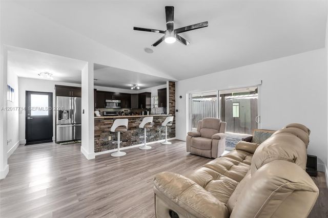13285 NW 11th St, Miami, FL 33182