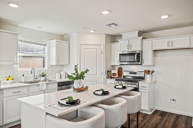 584 Shadow Creek Court, Tulare, CA 93274