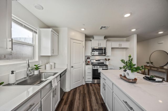 584 Shadow Creek Court, Tulare, CA 93274