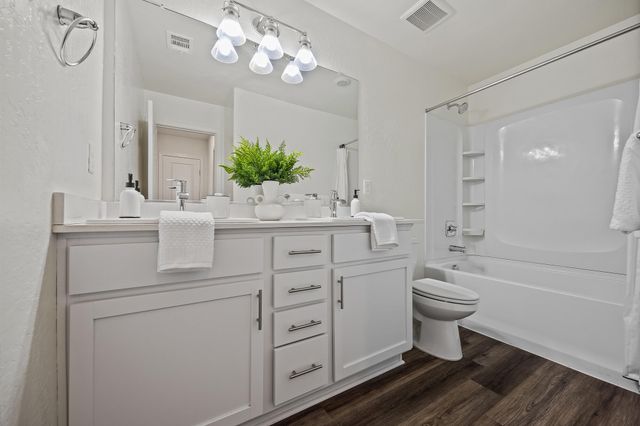 584 Shadow Creek Court, Tulare, CA 93274