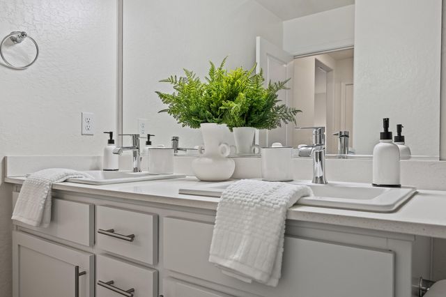 584 Shadow Creek Court, Tulare, CA 93274