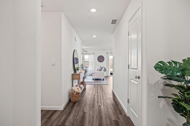 584 Shadow Creek Court, Tulare, CA 93274