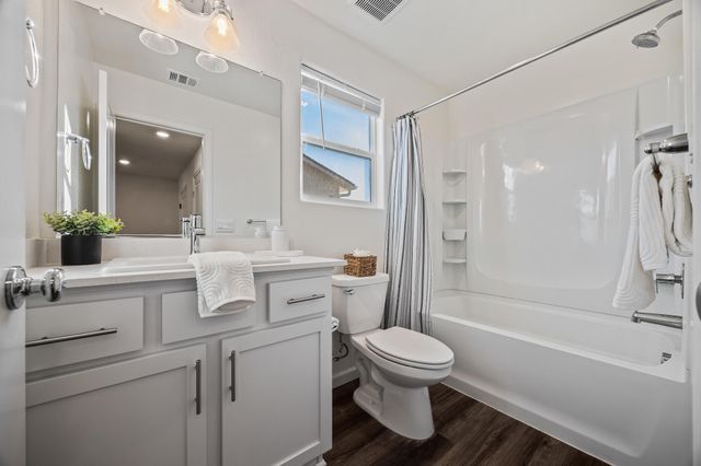 584 Shadow Creek Court, Tulare, CA 93274