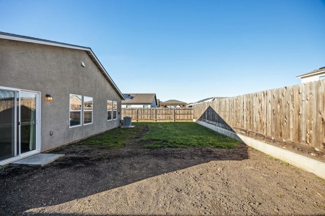 584 Shadow Creek Court, Tulare, CA 93274