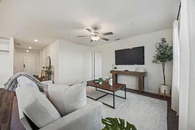 584 Shadow Creek Court, Tulare, CA 93274