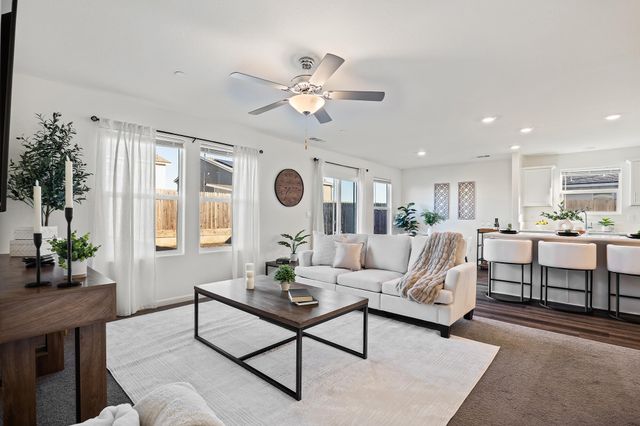 584 Shadow Creek Court, Tulare, CA 93274