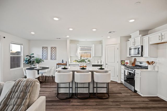 584 Shadow Creek Court, Tulare, CA 93274