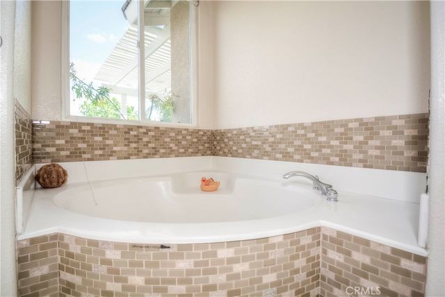 25 Corte Lateuza, Lake Elsinore, CA 92532