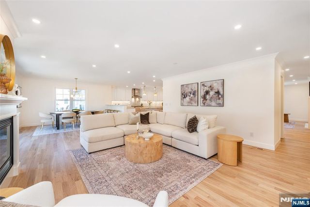 196 Vinton Circle, Fanwood, NJ 07023