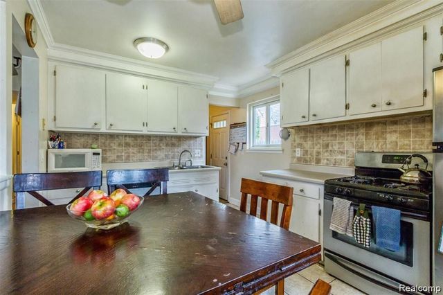 8045 N Silvery Lane, Dearborn Heights, MI 48127