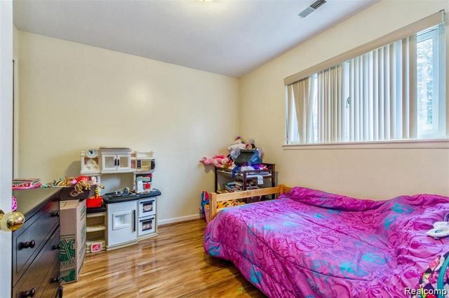 8045 N Silvery Lane, Dearborn Heights, MI 48127