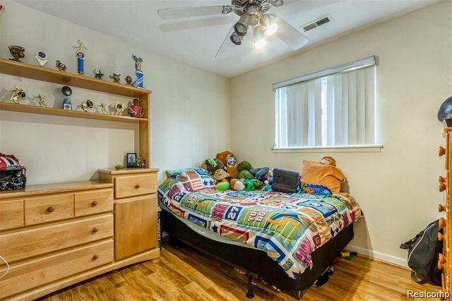 8045 N Silvery Lane, Dearborn Heights, MI 48127