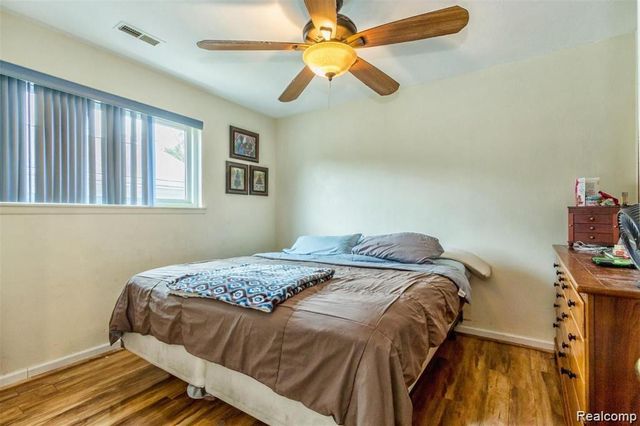 8045 N Silvery Lane, Dearborn Heights, MI 48127