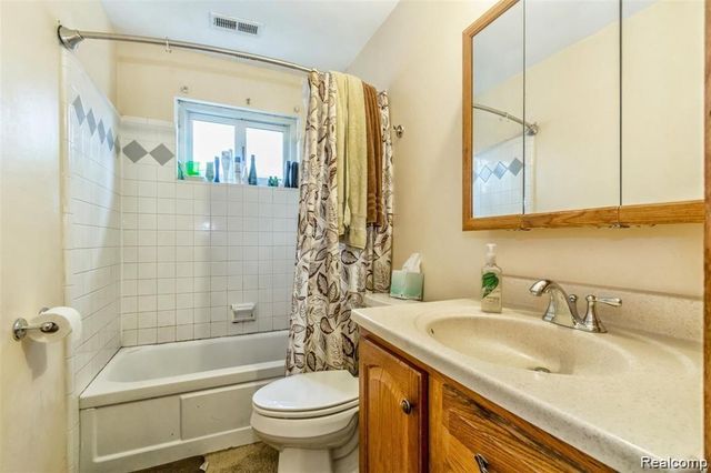 8045 N Silvery Lane, Dearborn Heights, MI 48127