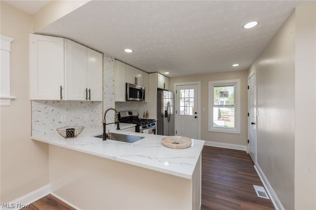 1272 Warren Road, Lakewood, OH 44107
