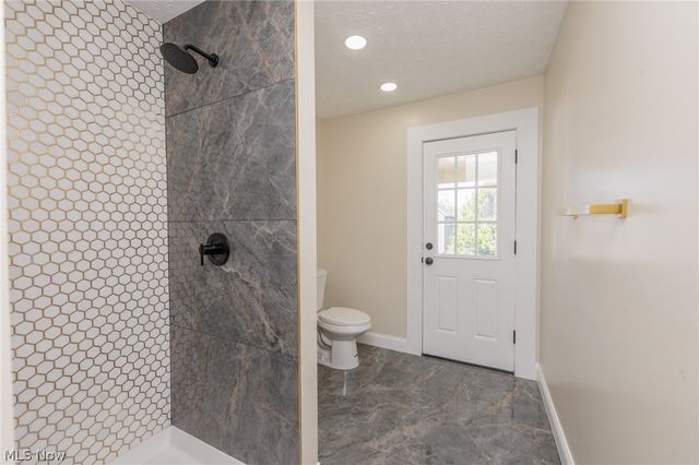 1272 Warren Road, Lakewood, OH 44107