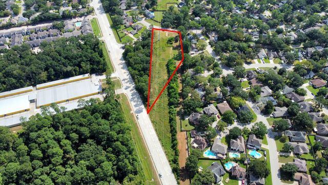 828 N Rivershire Drive, Conroe, TX 77304