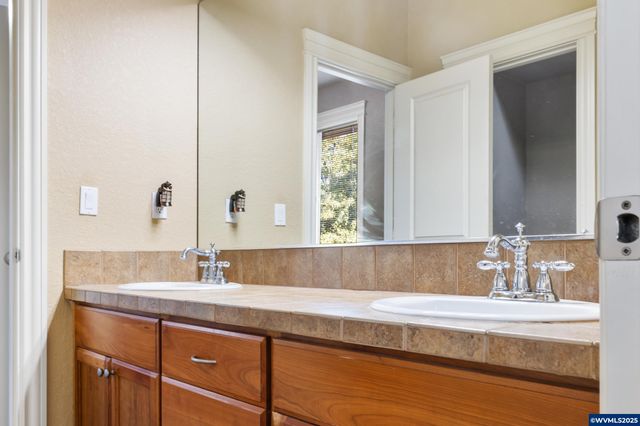 4697 Southampton Dr SE, Salem, OR 97302