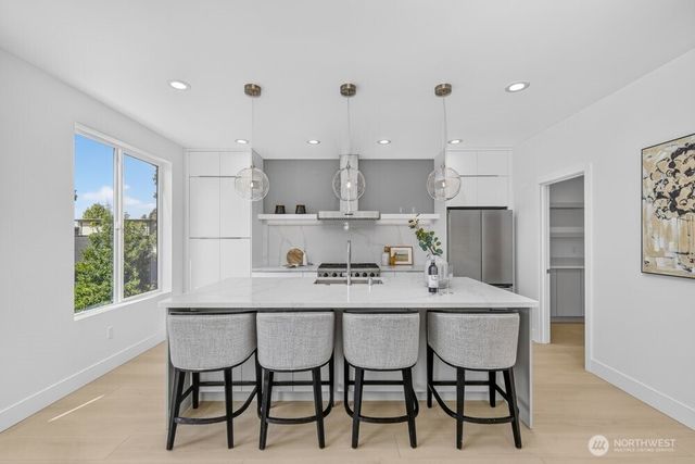 1216 NE 100th Street, Seattle, WA 98125