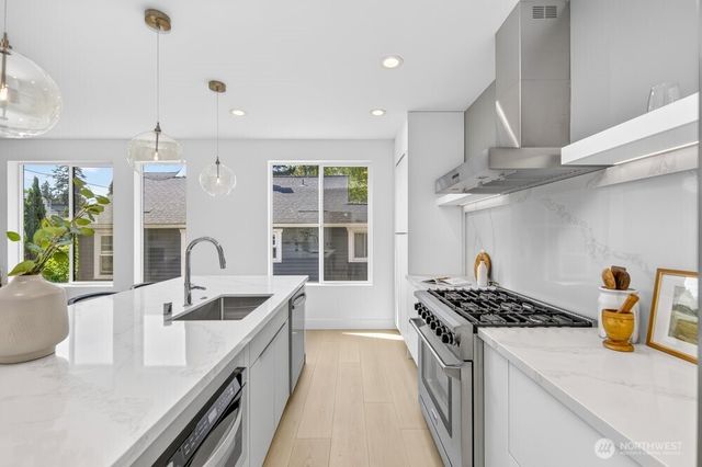 1216 NE 100th Street, Seattle, WA 98125