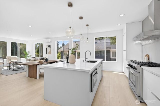 1216 NE 100th Street, Seattle, WA 98125