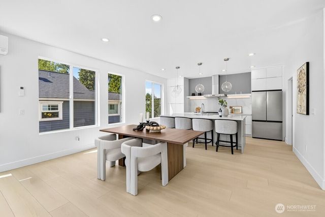 1216 NE 100th Street, Seattle, WA 98125