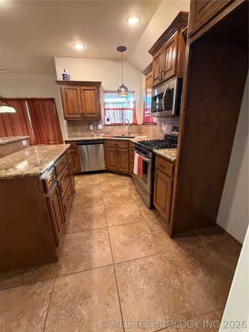 11230 S 275th East Avenue, Coweta, OK 74429