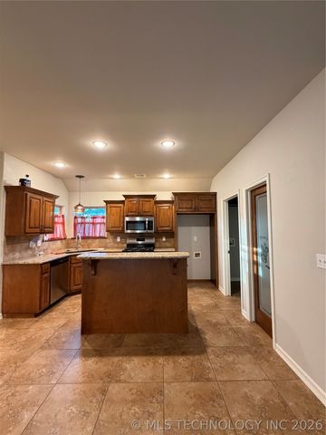 11230 S 275th East Avenue, Coweta, OK 74429