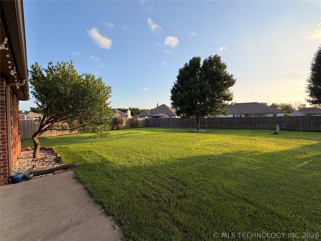 11230 S 275th East Avenue, Coweta, OK 74429
