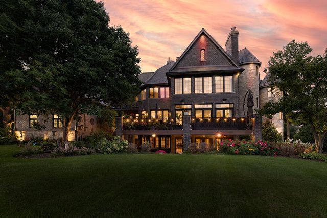 17 Ambriance Drive, Burr Ridge, IL 60527