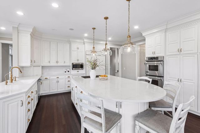 18482 Bearpath Trail, Eden Prairie, MN 55347