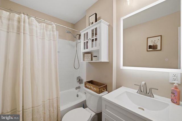 8 FALMOUTH RD, Hamilton, NJ 08620