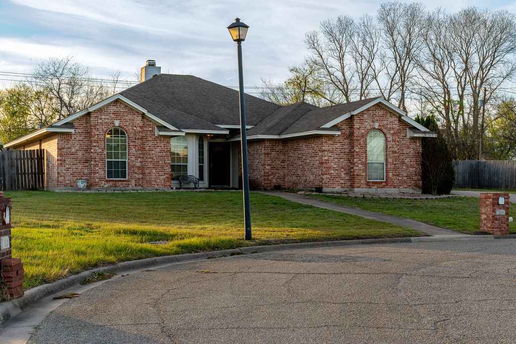 124 Topaz Circle, Hewitt, TX 76643