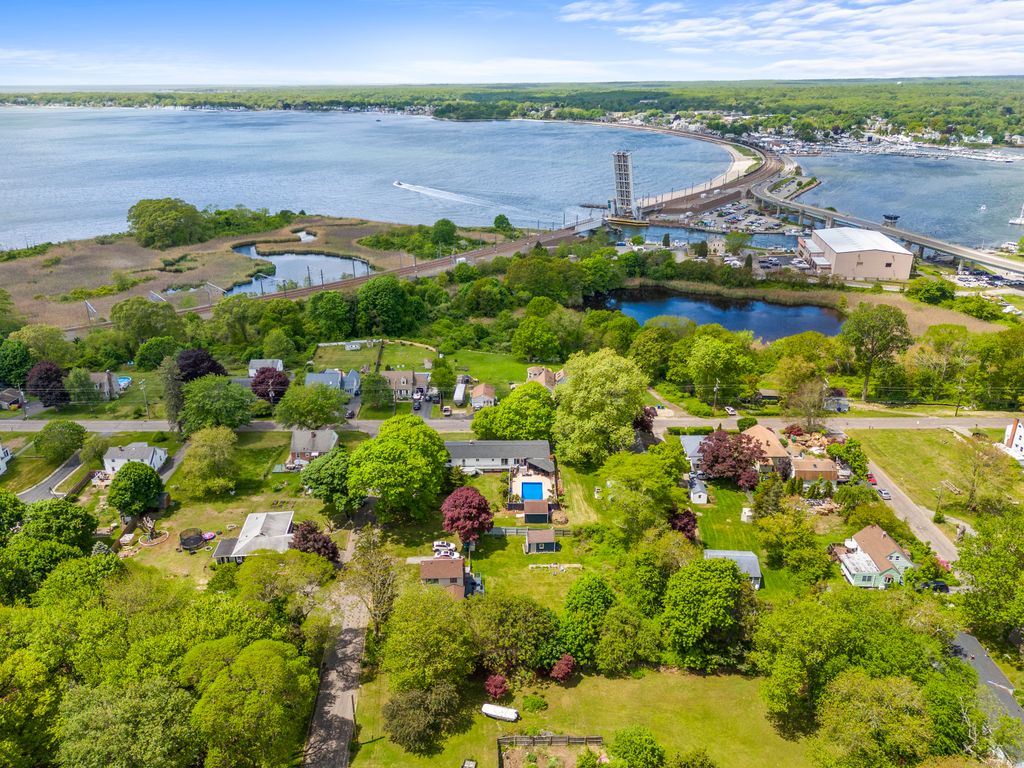 42 Millstone Road West, Waterford, CT 06385