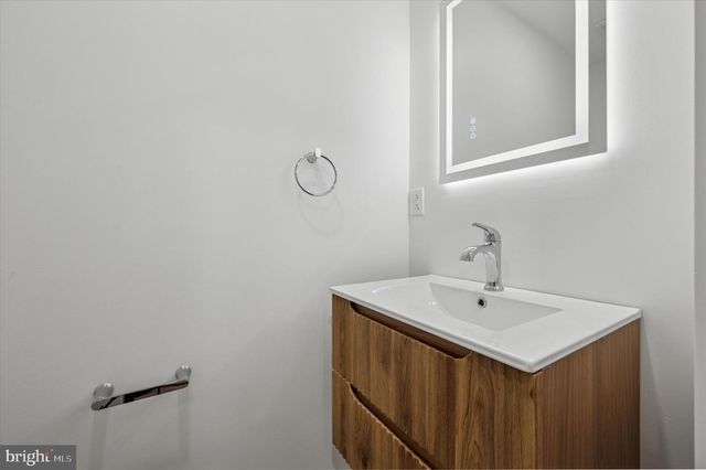 2334 S WARNOCK ST, Philadelphia, PA 19148