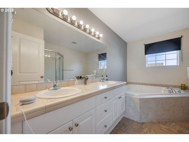 15572 Se GLADYS ROSE Way, Damascus, OR 97089