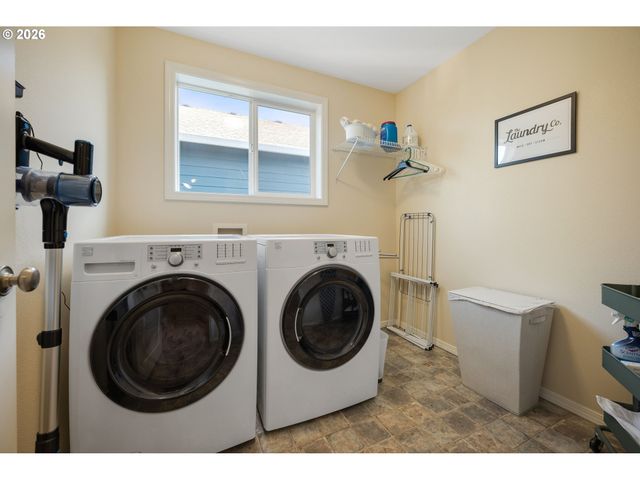 15572 Se GLADYS ROSE Way, Damascus, OR 97089