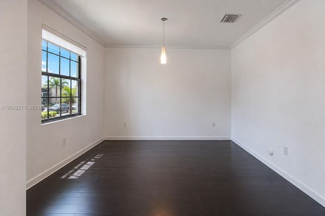 8954 W 35th Way, Hialeah, FL 33018
