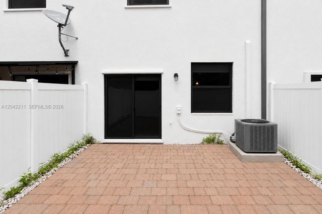 8954 W 35th Way, Hialeah, FL 33018