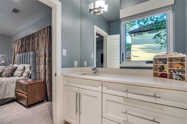 645 Kessler Reserve Court, Dallas, TX 75208