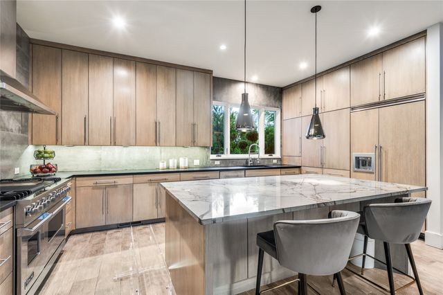 645 Kessler Reserve Court, Dallas, TX 75208