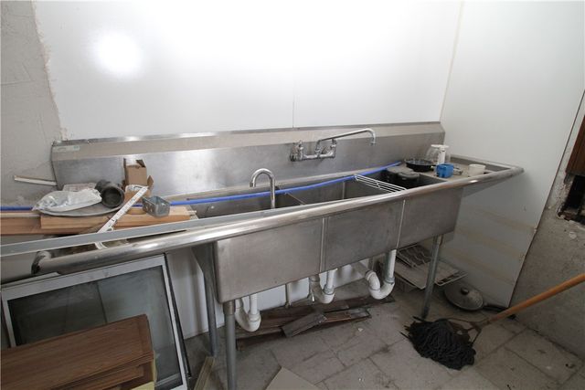 900 Island Ave, Mckees Rocks, PA 15136