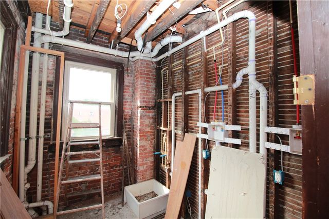 900 Island Ave, Mckees Rocks, PA 15136