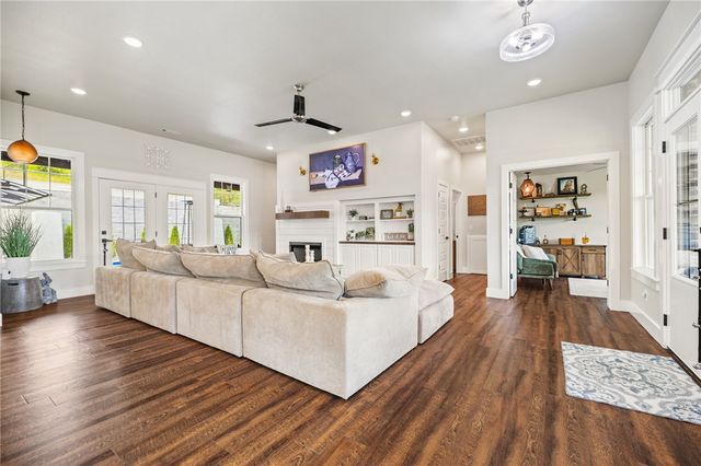 2103 NE Chaucer Street, Bentonville, AR 72712