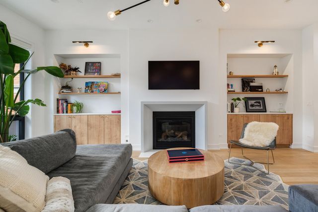 1528 N Elk Grove Avenue 1, Chicago, IL 60622