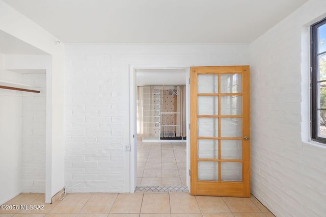 8201 E Lynch Place, Tucson, AZ 85710