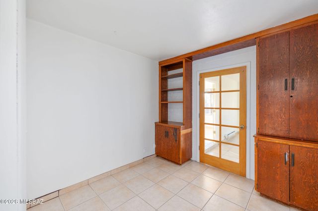 8201 E Lynch Place, Tucson, AZ 85710