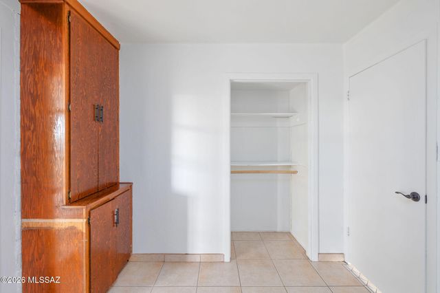 8201 E Lynch Place, Tucson, AZ 85710