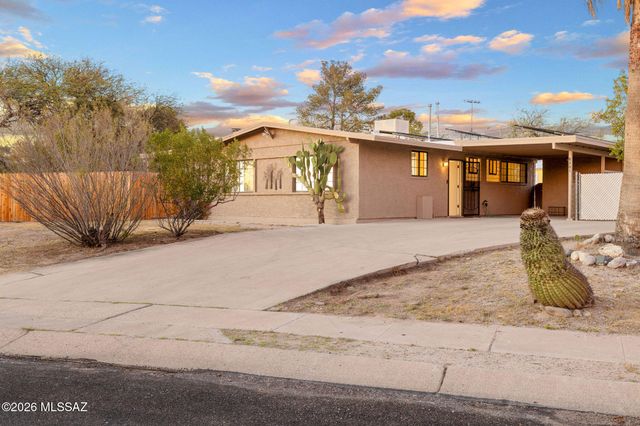 8201 E Lynch Place, Tucson, AZ 85710
